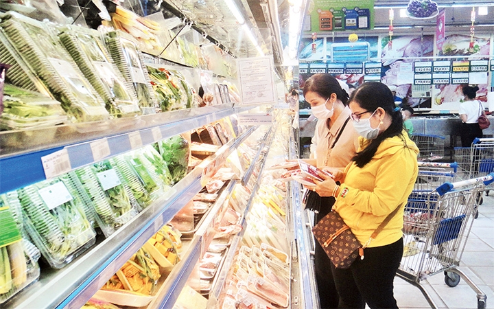 Người dân mua thực phẩm tại một siêu thị Người dân mua thực phẩm tại một siêu thị