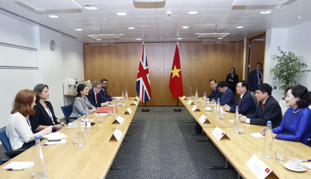 Chủ tịch Quốc hội Vương Đình Huệ gặp Bộ trưởng Bộ Nội vụ Anh Priti Patel