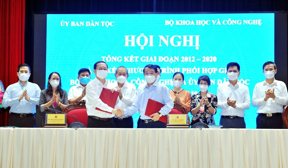 Lễ ký kết Chương trình phối hợp giai đoạn 2021-2030 giữa UBDT và Bộ KH&CN dưới sự chứng kiến của Phó Thủ tướng Thường trực Chính phủ Trương Hòa Bình.