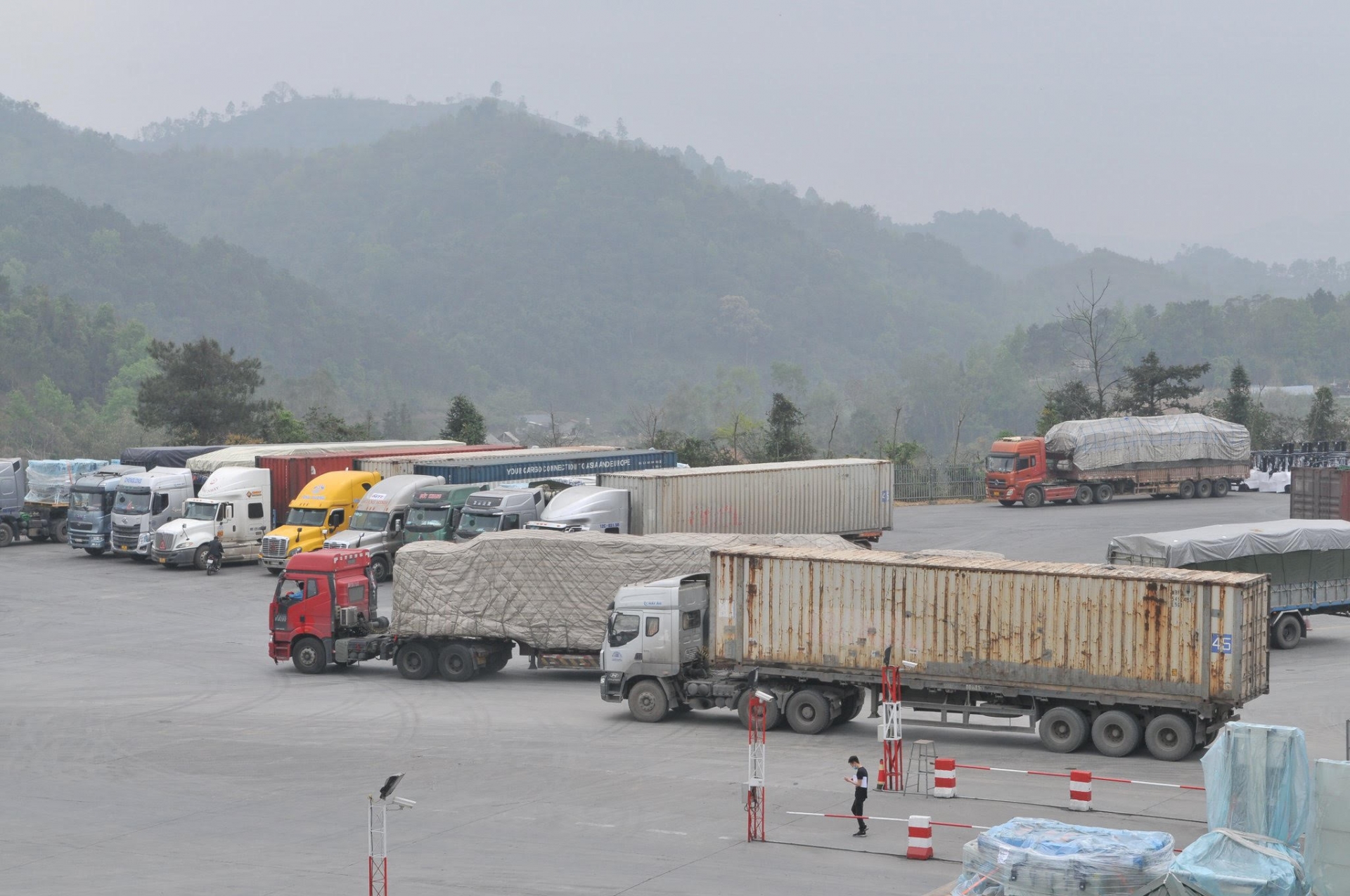 Hoạt động xuất nhập khẩu hàng hóa tại khu vực Cửa khẩu quốc tế Hữu Nghị - Lạng Sơn (Ảnh: Cấn Dũng)