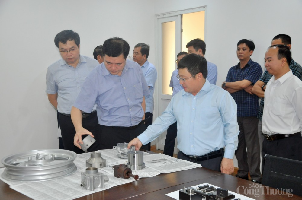 Thứ trưởng Bộ Công Thương thăm và làm việc với Viện Nghiên cứu Cơ khí Thứ trưởng Bộ Công Thương thăm và làm việc với Viện Nghiên cứu Cơ khí