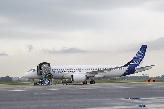 Máy bay Airbus A220-300 đến Việt Nam trong hành trình bay trình diễn tại khu vực châu Á may bay airbus a220 300 den viet nam trong hanh trinh bay trinh dien tai khu vuc chau a