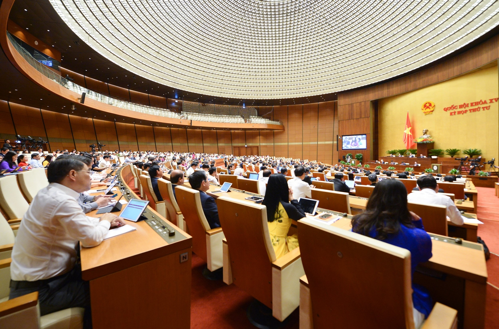 Thảo luận tại hội trường Quốc hội về kinh tế - xã hội sáng ngày 27/10