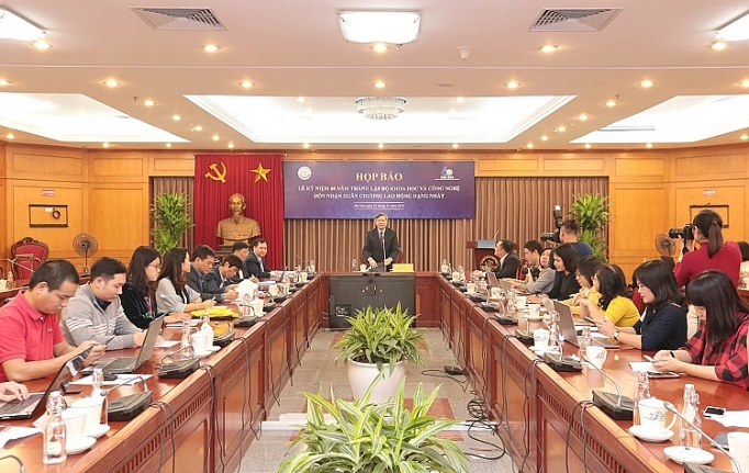 dat nuoc muon giau phai dau tu cho khoa hoc va cong nghe