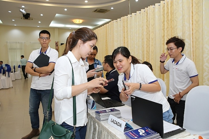dua thuong mai dien tu den doanh nghiep khu cong nghiep