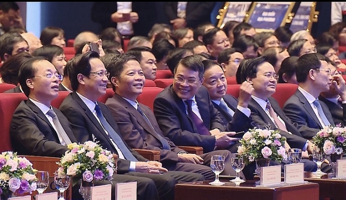 khoa hoc va cong nghe chia khoa de viet nam thoat bay thu nhap trung binh