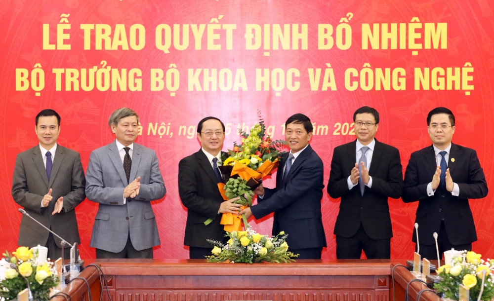 Các Thứ trưởng Bộ Khoa học và Công nghệ Bùi Thế Duy, Phạm Công Tạc, Trần Văn Tùng, Lê Xuân Định và Nguyễn Hoàng Giang (từ trái qua) chúc mừng Bộ trưởng Huỳnh Thành Đạt. 5718-le-trao-quyet-dinh-bo-nhiem