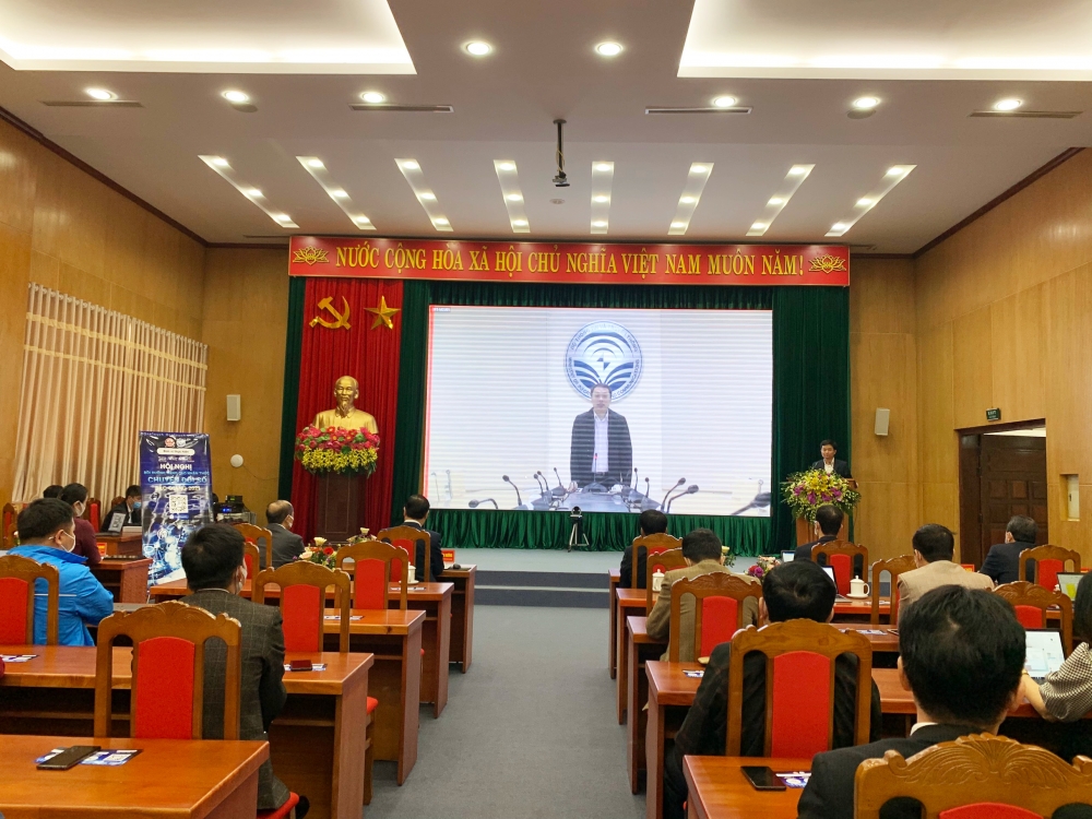 Đào tạo, bồi dưỡng chuyển đổi số cho 10.000 cán bộ, công chức, viên chức Đào tạo, bồi dưỡng chuyển đổi số cho 10.000 cán bộ, công chức, viên chức