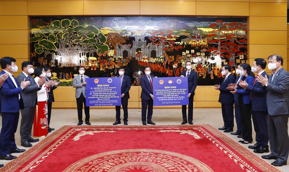 Lễ bàn giao vaccine, vật tư, nguyên liệu điều chế thuốc và kinh phí cho các cơ quan, doanh nghiệp của Việt Nam