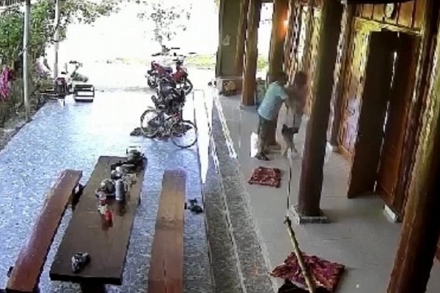 Thanh Hóa: Xác minh clip người đàn ông có hành vi ôm, hôn nữ sinh lớp 10 Thanh Hóa: Xác minh clip người đàn ông có hành vi ôm, hôn nữ sinh lớp 10