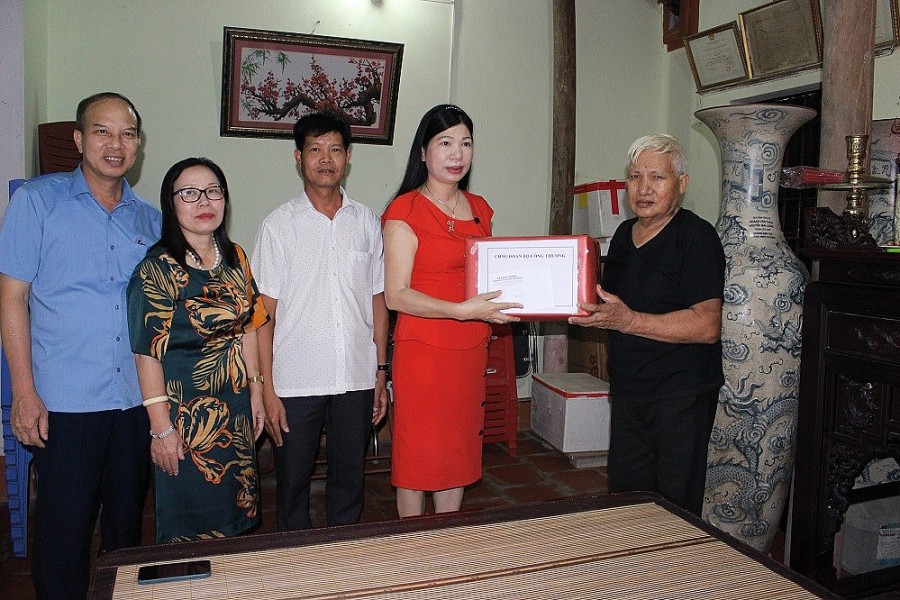 Chủ tịch Công đoàn Bộ Công Thương Nguyễn Thị Hoa thăm, tặng quà cho đối tượng chính sách tại Thanh Hóa Chủ tịch Công đoàn Bộ Công Thương Nguyễn Thị Hoa thăm, tặng quà cho đối tượng chính sách tại Thanh Hóa