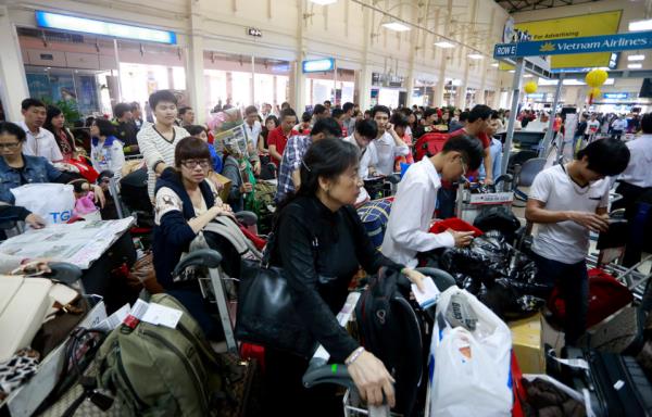 Mặc dù các hãng hàng không tăng tải, nhiều chuyến bay vẫn cháy vé Tết