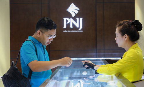 Giá vàng SJC tăng vài chục nghìn đồng mỗi lượng trong&nbsp;sáng nay. Ảnh: Thành Nguyễn.&nbsp;