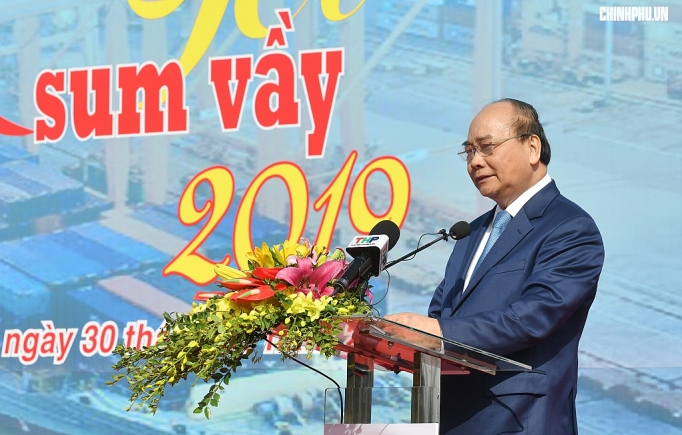 thu tuong trao qua tet cho cong nhan ngheo