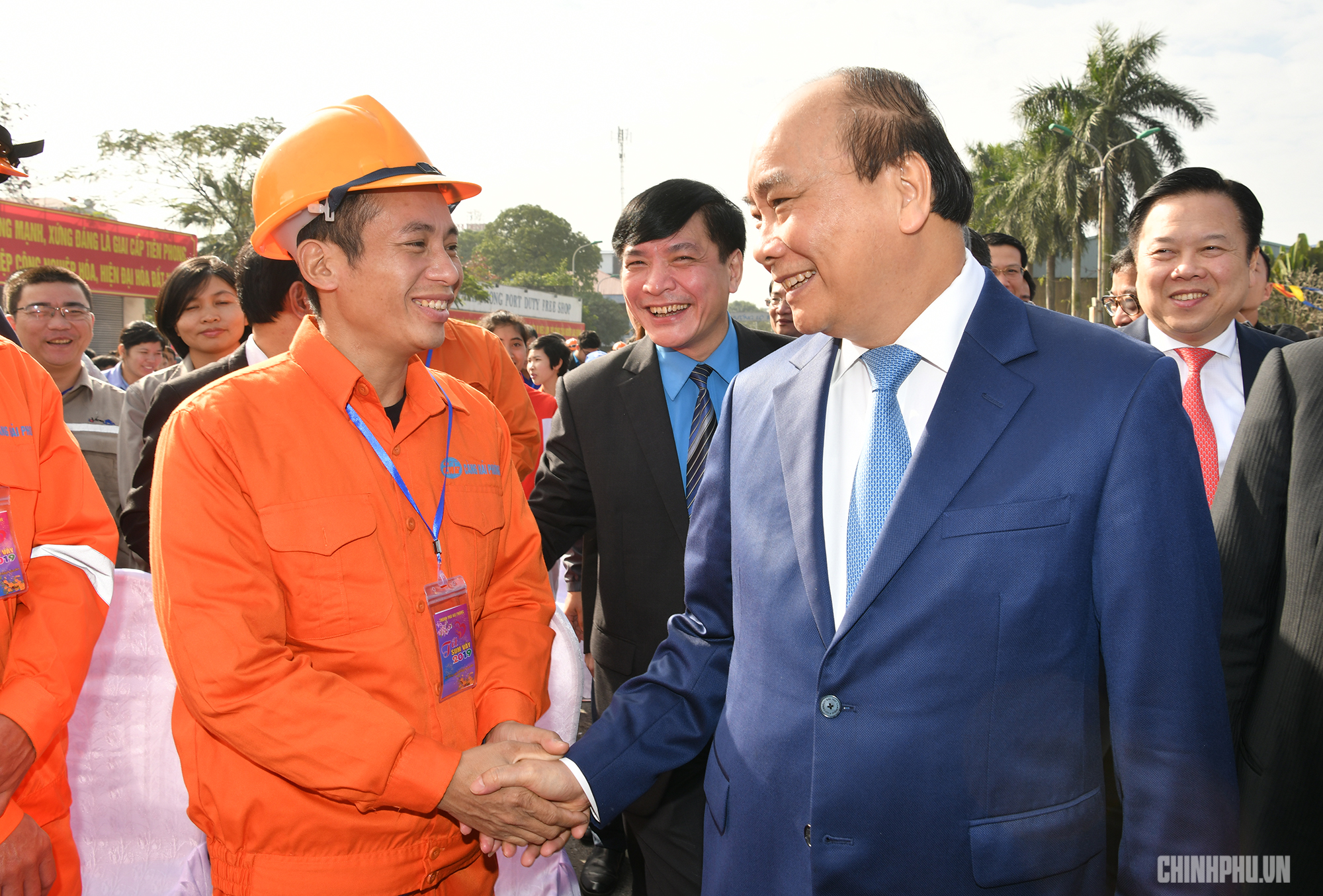 thu tuong trao qua tet cho cong nhan ngheo