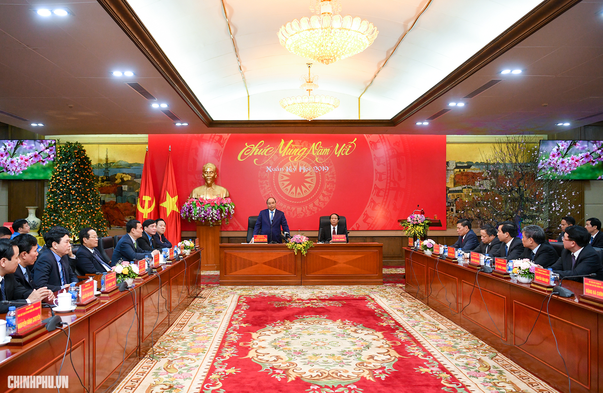 thu tuong trao qua tet cho cong nhan ngheo