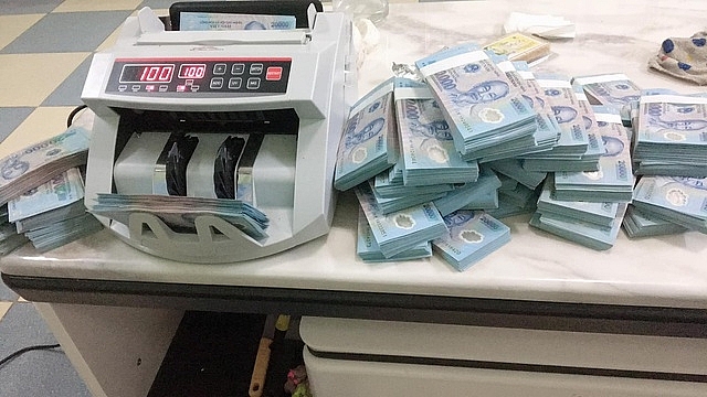 20 nghin dong tien moi chay hang dan buon day phi cao ngat