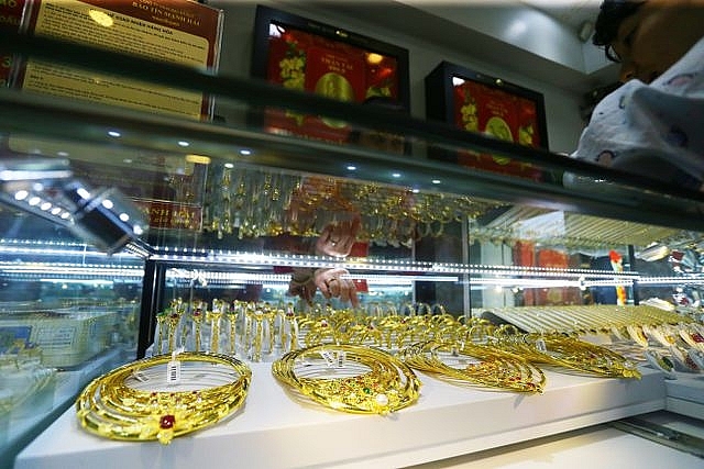 gia vang bat ngo sut giam mat dinh cao 7 nam