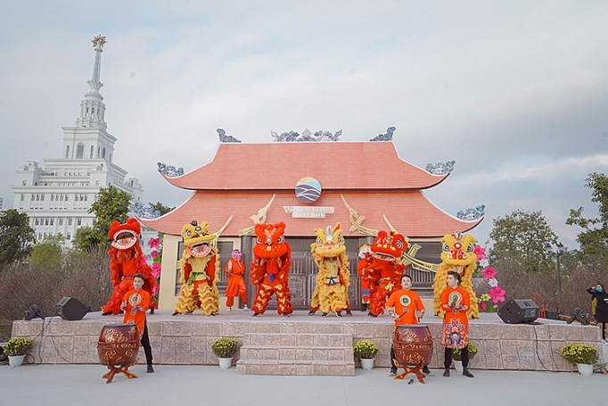 tung bung hoi xuan vinhomes xuyen tet