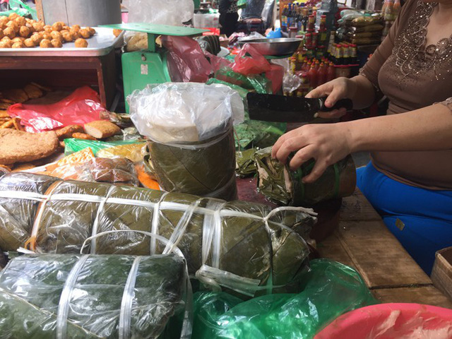 Giò, chả Tết giảm giá mạnh, người mua vẫn 'chê' đắt gio cha tet giam gia manh nguoi mua van che dat