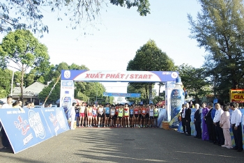 Gần 1500 vận động viên chinh phục đỉnh núi Bà Rá cùng Number 1 Active