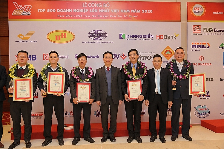 Bộ trưởng Bộ TTTT Nguyễn Mạnh Hùng chụp ảnh cùng đại diện Petrovietnam và các đơn vị thành viên