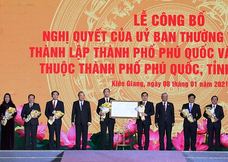 Phó Thủ tướng Thường trực Chính phủ Trương Hòa Bình và Phó Chủ tịch Quốc hội Uông Chu Lưu trao Nghị quyết của Ban Thường vụ Quốc hội cho lãnh đạo tỉnh Kiên Giang và Thành phố Phú Quốc Phó Thủ tướng Thường trực Chính phủ Trương Hòa Bình và Phó Chủ tịch Quốc hội Uông Chu Lưu trao Nghị quyết của Ban Thường vụ Quốc hội cho lãnh đạo tỉnh Kiên Giang và Thành phố Phú Quốc