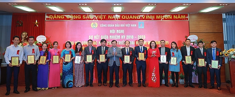 Công đoàn DKVN tuyên dương các cá nhân tiêu biểu Công đoàn DKVN tuyên dương các cá nhân tiêu biểu