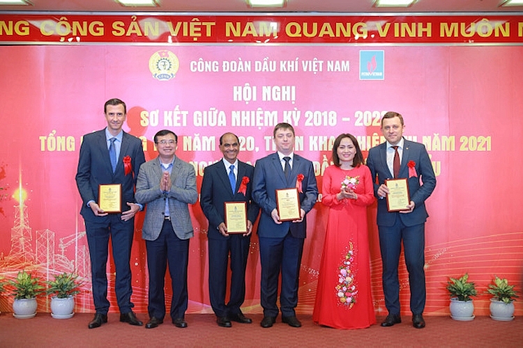 Các Chuyên gia nước ngoài tiêu biểu vì tổ chức Công đoàn Dầu khí được khen thưởng Các Chuyên gia nước ngoài tiêu biểu vì tổ chức Công đoàn Dầu khí được khen thưởng