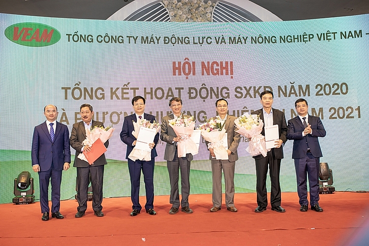 Lãnh đạo Tổng công ty VEAM khen thưởng các đơn vị có thành tích xuất sắc trong hoạt động sản xuất kinh doanh năm 2020 Lãnh đạo Tổng công ty VEAM khen thưởng các đơn vị có thành tích xuất sắc trong hoạt động sản xuất kinh doanh năm 2020
