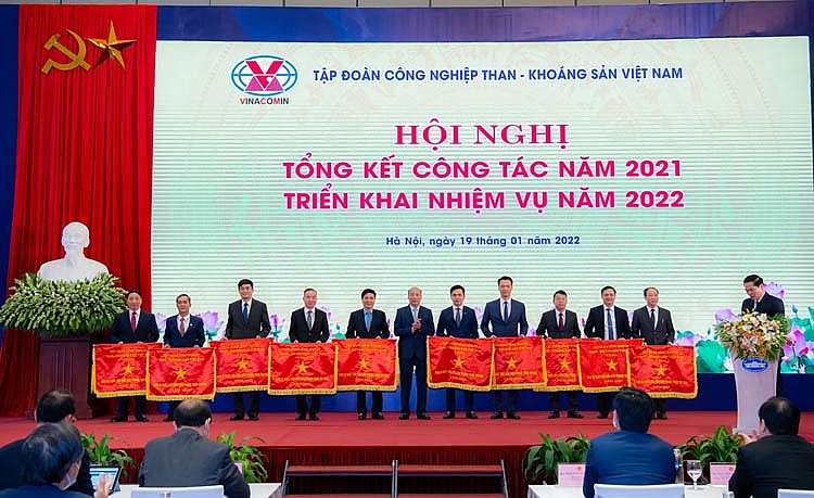 Trao Cờ thi đua  của TKV cho những đơn vị xuất sắc, dẫn đầu phong trào thi đua năm 2021 (1) Trao Cờ thi đua  của TKV cho những đơn vị xuất sắc, dẫn đầu phong trào thi đua năm 2021 (1)