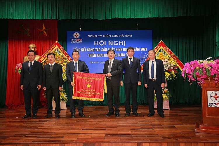 Đồng chí Nguyễn Đức Vượng, TUV, Phó Chủ tịch UBND tỉnh trao cờ thi đua đơn vị tiêu biểu xuất sắc năm 2021 cho PC Hà Nam Đồng chí Nguyễn Đức Vượng, TUV, Phó Chủ tịch UBND tỉnh trao cờ thi đua đơn vị tiêu biểu xuất sắc năm 2021 cho PC Hà Nam