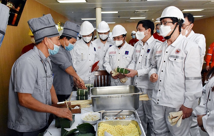 Đoàn Công tác thăm khu vực bếp ăn của Giàn CNTT 3 - nơi các đầu bếp đang gói bánh chưng chuẩn bị đón Tết Nguyên đán trên giàn Đoàn Công tác thăm khu vực bếp ăn của Giàn CNTT 3 - nơi các đầu bếp đang gói bánh chưng chuẩn bị đón Tết Nguyên đán trên giàn