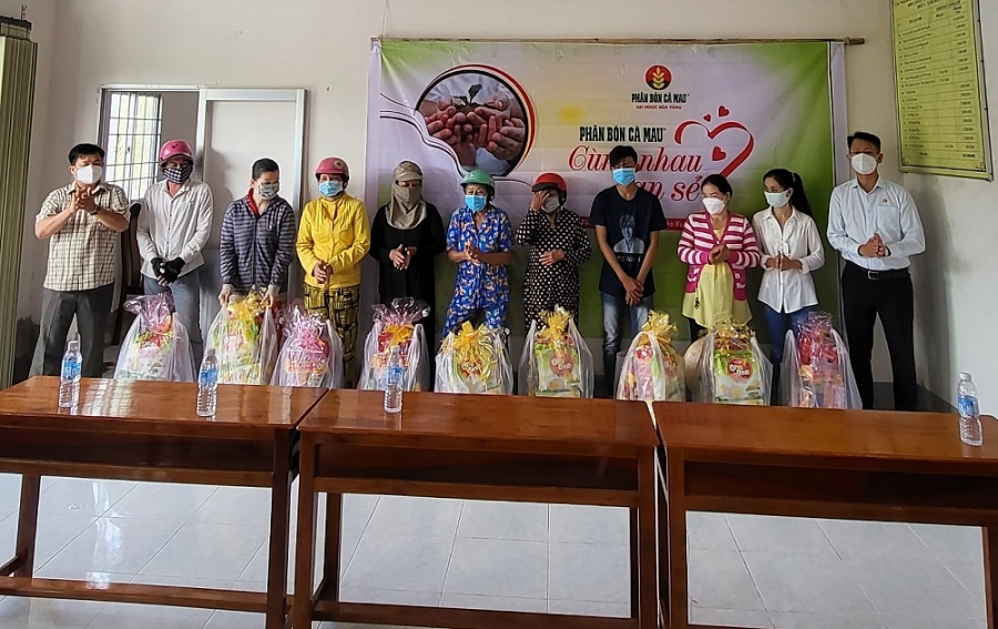 Người dân huyện Cái Nước nhận quà tết Nhâm dần 2022
