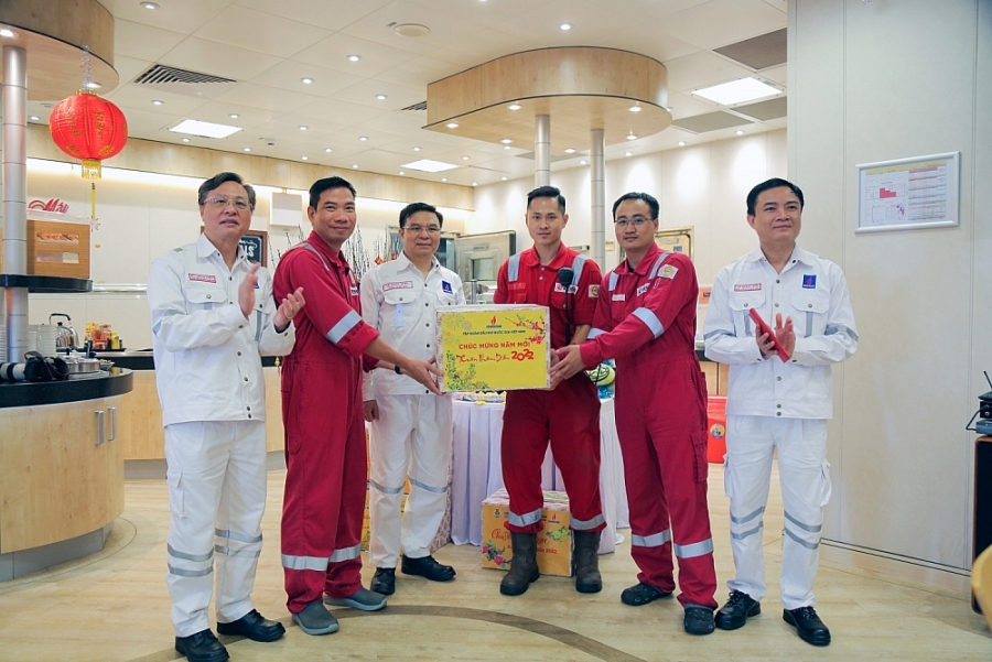 Tổng giám đốc Petrovietnam Lê Mạnh Hùng động viên và chúc mừng năm mới, tặng quà Tết cho cán bộ, người lao động giàn Sao Vàng CPP Tổng giám đốc Petrovietnam Lê Mạnh Hùng động viên và chúc mừng năm mới, tặng quà Tết cho cán bộ, người lao động giàn Sao Vàng CPP