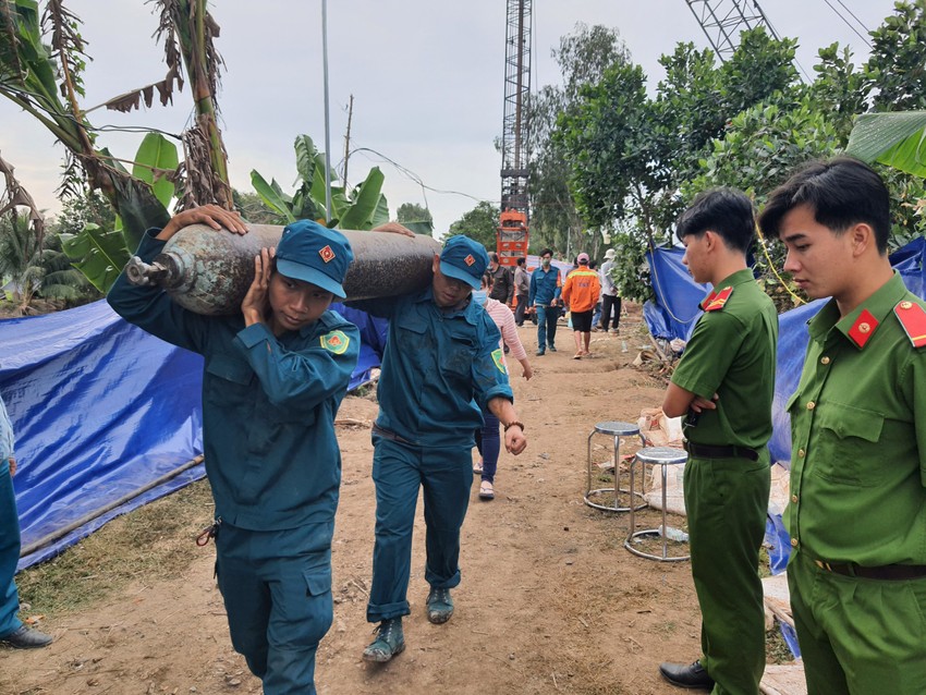 Gần 48 giờ giải cứu bé trai bị rơi vào trụ bê tông sâu 35 m ảnh 5