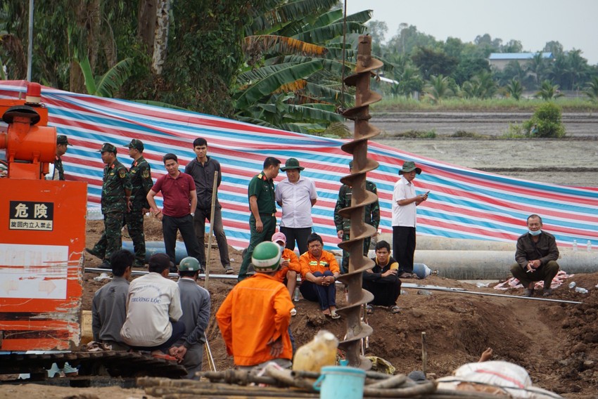 Gần 48 giờ giải cứu bé trai bị rơi vào trụ bê tông sâu 35 m ảnh 6