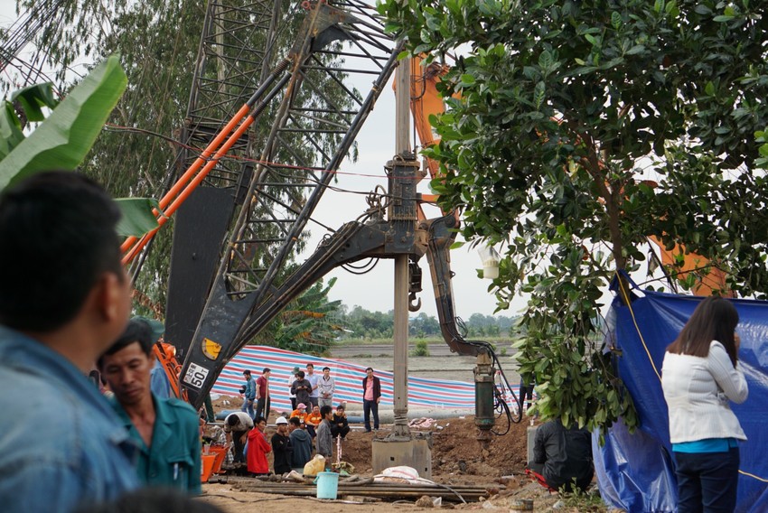 Gần 48 giờ giải cứu bé trai bị rơi vào trụ bê tông sâu 35 m ảnh 3