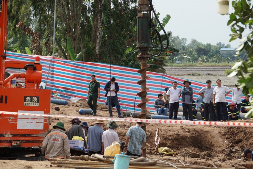 Gần 48 giờ giải cứu bé trai bị rơi vào trụ bê tông sâu 35 m ảnh 7