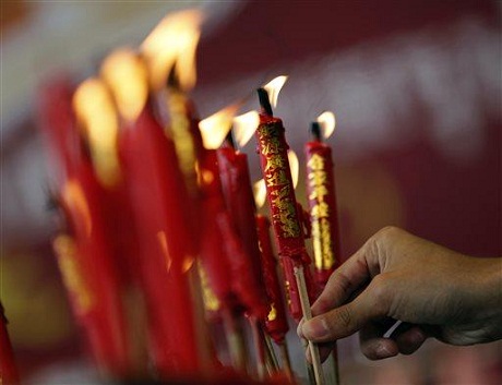 Người Thái gốc Hoa thắp nhang tại chùa&nbsp;