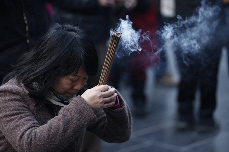 Người dân đến cầu nguyện tại chùa Yonghegong Lama tại Bắc Kinh, Trung Quốc.&nbsp;