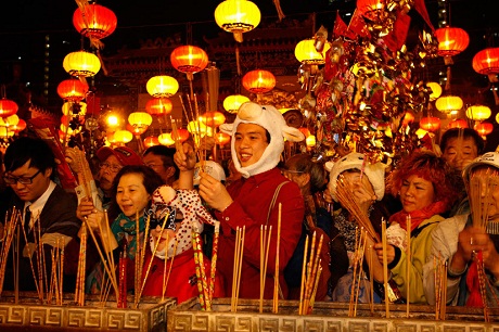 &nbsp;Những người dân Hồng Kông đến chùa&nbsp;