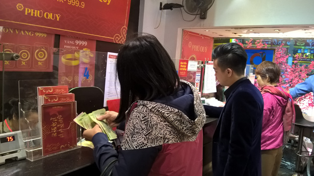 Phiên giao dịch sáng nay 6/2 (tức ngày mồng 10 tháng Giêng), giá vàng SJC chỉ tăng nhẹ có 50.000 đồng/lượng dù tại nhiều cửa hàng vàng, dòng người đã xếp hàng dài để chờ mua vàng lấy may nhân ngày vía Thần Tài.