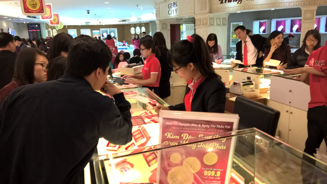 Người dân đổ xô đi mua vàng cầu may ngày vía Thần tài (mồng 10 tháng Giêng âm lịch).