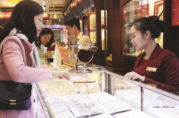 Giá vàng thế giới và trong nước sẽ còn chịu nhiều biến động khó lường. Ảnh: H.Dịu​​​.