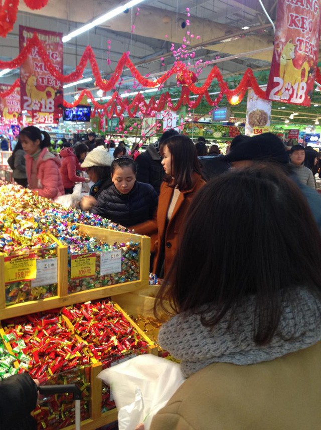 sieu thi that thu khach xep hang dai den dem cho thanh toan