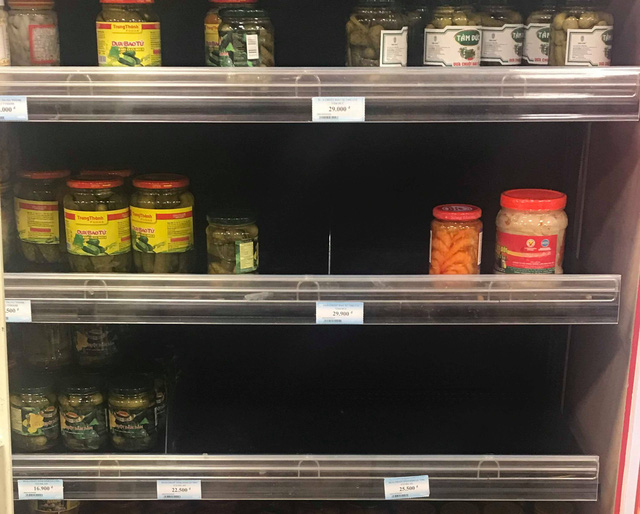 sieu thi that thu khach xep hang dai den dem cho thanh toan