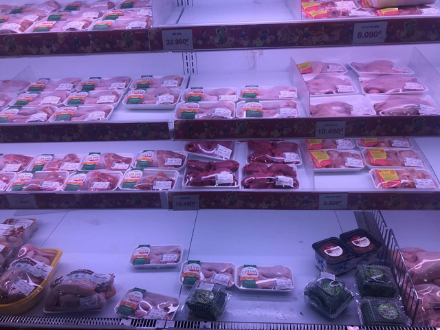 sieu thi that thu khach xep hang dai den dem cho thanh toan