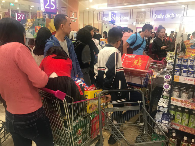 sieu thi that thu khach xep hang dai den dem cho thanh toan