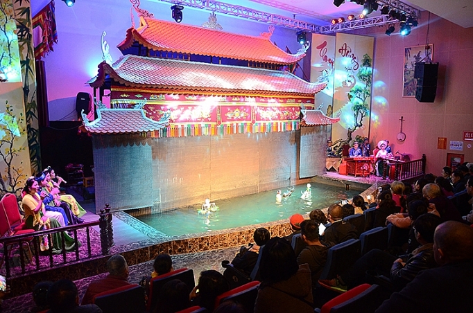 nha hat nghe thuat truyen thong ha long trai nghiem van hoa viet trong long di san